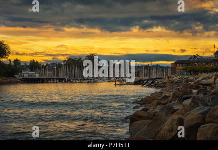 Sonnenaufgang über Santa Cruz Hafen in Monterey Bay, Kalifornien. Stockfoto