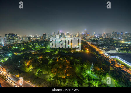 Night Skyline von Midtown Bangkok mit Lumphini Park im Vordergrund. Stockfoto