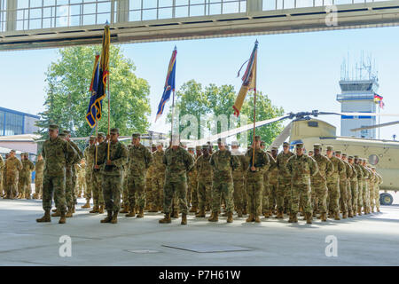 Oberst Scott Gallaway, Kommandant der 4. Combat Aviation Brigade, 4 Infanterie Division, aus Fort Carson, Colo, steht vor seiner Ausbildung von Soldaten während einer Übertragung der Autorität Zeremonie bei Storck Kaserne in Illesheim, Deutschland, 2. Juli 2018 statt. Die Soldaten des 4. CAB sind nun mit der Mission Verantwortung aviation Support und Ressourcen zur Unterstützung der Atlantischen lösen, eine in den USA bemühen sich NATO-Verpflichtungen durch US-drehen-basierte Einheiten in der gesamten Europäischen theater Aggression gegen NATO-Verbündeten und Partnern in Europa abhalten zu Stellen beauftragt. (U.S. Armee foto Sgt. Greg Stockfoto