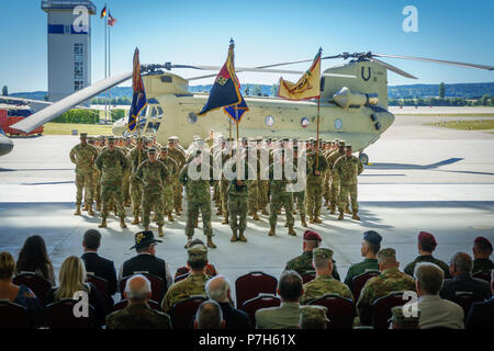 Oberst Scott Gallaway, Kommandant der 4. Combat Aviation Brigade, 4 Infanterie Division, aus Fort Carson, Colo, steht vor seiner Ausbildung von Soldaten während einer Übertragung der Autorität Zeremonie bei Storck Kaserne in Illesheim, Deutschland, 2. Juli 2018 statt. Die Soldaten des 4. CAB sind nun mit der Mission Verantwortung aviation Support und Ressourcen zur Unterstützung der Atlantischen lösen, eine in den USA bemühen sich NATO-Verpflichtungen durch US-drehen-basierte Einheiten in der gesamten Europäischen theater Aggression gegen NATO-Verbündeten und Partnern in Europa abhalten zu Stellen beauftragt. (U.S. Armee foto Sgt. Greg Stockfoto