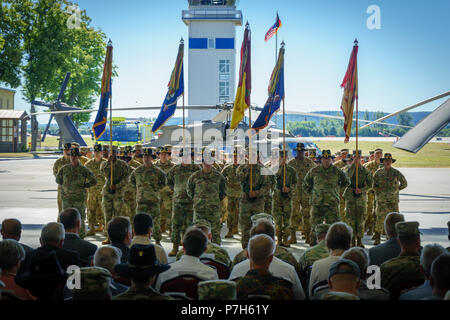 Oberst Phillip Baker, Kommandant der 1. Luft Kavallerie Brigade, 1.Kavallerie Division, von Fort Hood, Texas, steht vor seiner Ausbildung von Soldaten während einer Übertragung der Autorität Zeremonie bei Storck Kaserne in Illesheim, Deutschland, 2. Juli 2018 statt. Die Bereitstellung der 1. Luft Kavallerie Brigade zur Unterstützung der Atlantischen Lösen in der gesamten Europäischen Theater ist zu einem Ende kommt und bald alle seine Soldaten in Fort Hood zurück. (U.S. Armee Foto von Sgt. Gregory T. Sommer/22 Mobile Public Affairs Abteilung) Stockfoto