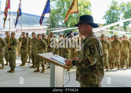 Oberst Phillip Baker, Kommandant der 1. Luft Kavallerie Brigade, 1.Kavallerie Division, von Fort Hood, Texas, gibt eine Rede während einer Übertragung der Autorität Zeremonie in Illesheim, Deutschland als seine Brigade verzichtet auf Mission Verantwortung zur 4 Combat Aviation Brigade, 4 Infanterie Division, aus Fort Carson, Colo., 2. Juli 2018. Die Bereitstellung der 1. Luft Kavallerie Brigade zur Unterstützung der Atlantischen Lösen in der gesamten Europäischen Theater ist zu einem Ende kommt und bald alle seine Soldaten nach Hause nach Fort Hood zurück. (U.S. Armee Foto von Sgt. Gregory T. Sommer/22 Mobile öffentliche Af Stockfoto