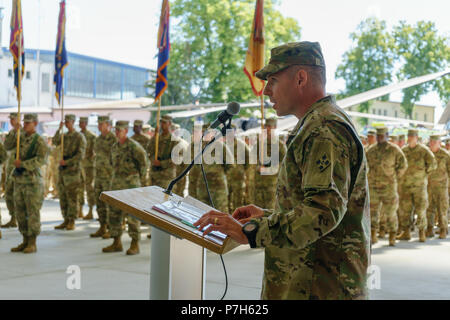 Oberst Scott Gallaway, Kommandant der 4. Combat Aviation Brigade, 4 Infanterie Division, aus Fort Carson, Colo, gibt eine Rede während einer Übertragung der Autorität Zeremonie in Illesheim, Deutschland als seine Brigade erhält Atlantic mission Verantwortung Lösen vom 1. Luft Kavallerie Brigade, 1.Kavallerie Division, von Fort Hood, Texas, 2. Juli 2018. (U.S. Armee foto Sgt. Gregory T. Sommer/22 Mobile Public Affairs Abteilung) Stockfoto