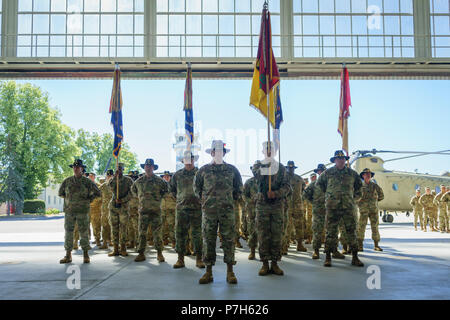 Oberst Phillip Baker, Kommandant der 1. Luft Kavallerie Brigade, 1.Kavallerie Division, von Fort Hood, Texas, steht vor seiner Ausbildung von Soldaten während einer Übertragung der Autorität Zeremonie bei Storck Kaserne in Illesheim, Deutschland, 2. Juli 2018 statt. Die Bereitstellung der 1. Luft Kavallerie Brigade in der gesamten Europäischen Theater in Unterstützung der Atlantischen Entschlossenheit wird zu einem Ende kommen und bald alle seine Soldaten in Fort Hood zurück. (U.S. Armee Foto von Sgt. Gregory T. Sommer/22 Mobile Public Affairs Abteilung) Stockfoto