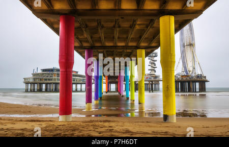 Blick von unterhalb der berühmten Pier in Scheveningen in der Nähe von Haag, Niederlande Stockfoto