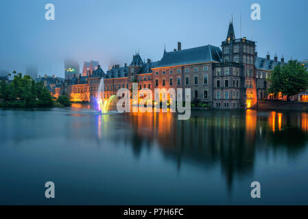 Der Binnenhof Palace in einer nebligen Abend in Den Haag, Niederlande. Es beherbergt das niederländische Parlament und Regierungsbüros. Lange Belichtung. Stockfoto