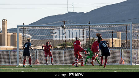 FORT BLISS, Texas - Marina Makanza, Team Frankreich, sendet einen Schuß an die Mannschaft Bahrain Ziel während 15 der Gruppe Phase des Conseil International du Sport Militaire (CISM) Weltweit militärische Frauen Fußball-Meisterschaft 2018, 1. Juli 2018. Elite militärischen Fussball Spieler aus der ganzen Welt während des Turniers im Quadrat zu bestimmen, wer waren die besten Frauen Fußball-Spieler unter den internationalen Militärs teilnehmen. (U.S. Marine Foto von Mass Communication Specialist 2. Klasse Christopher Hurd/Freigegeben) Stockfoto