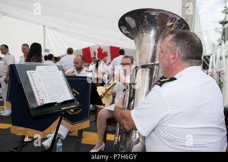 180701-O-N 0842-1008 Pearl Harbor (1. Juli 2018) PO2 Kiele aus dem naden Band der Royal Canadian Navy auf Marine Fregatte HMCS Ottawa (FFH 341) während Kanada Tag Empfang. Bei Joint Base Pearl Harbor-Hickam in Vorbereitung für Rim der Pazifik (Rimpac) Übung, 1. 25 Nationen, 46 Schiffe, 5 U-Boote, über 200 Flugzeuge und 25.000 Angestellte beteiligen sich an Rimpac vom 27. Juni bis 2. August in und um die hawaiischen Inseln und Südkalifornien. Die weltweit größte internationale maritime Übung RIMPAC bietet eine einzigartige Ausbildung während der Förderung und Erhaltung Stockfoto