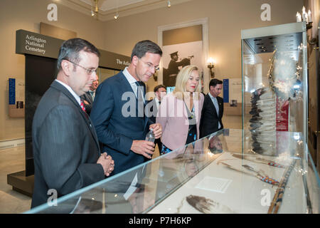 Tim Frank (links), Historiker, Arlington National Cemetery; bietet eine Führung durch die Gedenkstätte Amphitheater Anzeige Raum zum Premierminister der Niederlande Mark Rutte (Mitte), Arlington National Cemetery, Arlington, Virginia, 2. Juli 2018. Während bei ANC, Rutte nahmen an einem bewaffneten Kräfte die volle ehrt Wreath-Laying Zeremonie am Grab des Unbekannten Soldaten und Met mit Katharine Kelley, Betriebsleiter, Arlington National Cemetery. (U.S. Armee Foto von Elizabeth Fraser/Arlington National Cemetery/freigegeben) Stockfoto