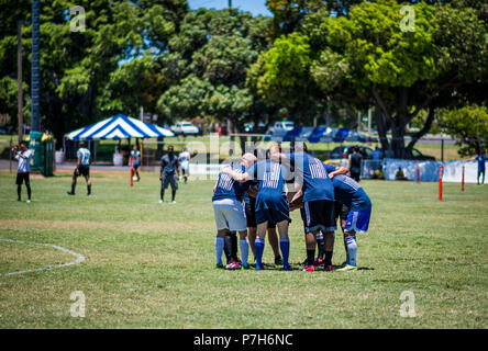 180629-N-LI 768-1053. PEARL HARBOR (29. Juni 2018) - Segler in den geführten zugeordnet Anti-raketen-Zerstörer USS Dewey (DDG105) für ein Fußball-Match gegen Segler, die Royal Malaysian Navy Fregatte KD Lekiu (FFG 30) Während der Pacific Rim (Rimpac) 2018, 29. Juni vorbereiten. 25 Nationen, 46 Schiffe, 5 U-Boote, über 200 Flugzeuge, und 25.000 Mitarbeiter beteiligen sich an Rimpac vom 27. Juni bis 2. August in und um die hawaiischen Inseln und Südkalifornien. Die weltweit größte internationale maritime Übung RIMPAC bietet eine einzigartige Ausbildung während der Förderung und sust Stockfoto