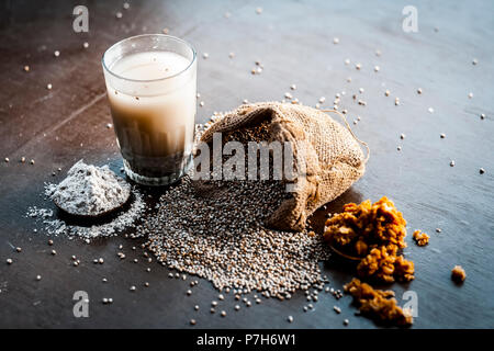 In der Nähe von beliebten Sommer trinken z.b. Gerste kanji in Glas mit all seinen Zutaten auf einem hölzernen Oberfläche auf eine weiße Fläche getrennt. Stockfoto