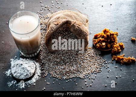 In der Nähe von beliebten Sommer trinken z.b. Gerste kanji in Glas mit all seinen Zutaten auf einem hölzernen Oberfläche auf eine weiße Fläche getrennt. Stockfoto