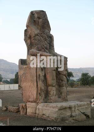 Los colosos de Memnón. Dos espectaculares estatuas de Piedra que representan Al mítico faraón Amenofis III o Amenhoteph III, ubicadas en la Ribera occidental del río Nilo, Frente Luxor y al sur de las famosas necrópolis Tebanas. Stockfoto