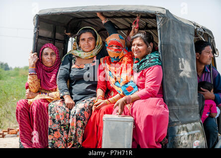 Bunte indische und Afgan Frauen auf Reisen in der Rückseite der Rikscha Stockfoto