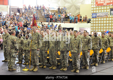 Die 1245th Transportation Company ist eine Einheit, die der 1. Kavalleriedivision der United States Army National Guard zugeordnet ist. Die Soldaten nehmen am 2. Juli an einer Zeremonie an der East Central University in Ada, Oklahoma, teil, bevor sie in den Nahen Osten mobilisiert werden. Das Archivbild zeichnet Familienmitglieder und andere Dienstkollegen auf, die sich anlässlich des Ausscheidens der Einheit versammelt haben. Stockfoto