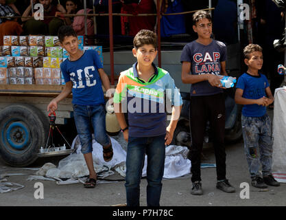 Kinder in einen Einkaufsmarkt in West Mossul, Irak, 28. Juni 2018. Die Regierung des Irak dazu auf, sich für die Sicherheit der Menschen in Mossul ermöglichen Unternehmen sicher zu bedienen. (U.S. Armee Foto von Sgt. Dennis Glas) Stockfoto