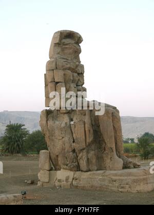 Los colosos de Memnón. Dos espectaculares estatuas de Piedra que representan Al mítico faraón Amenofis III o Amenhoteph III, ubicadas en la Ribera occidental del río Nilo, Frente Luxor y al sur de las famosas necrópolis Tebanas. Stockfoto