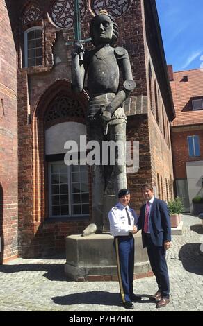 Die Roland-Statue der Neustadt in Brandenburg ist ein 1402 errichtetes Denkmal, das Bürgerrechte und den Schutz des mittelalterlichen Stadtrechts symbolisiert. Am 29. Juni trafen sich Vertreter des 21. Theaternachhaltigkeitskommandos mit dem Oberbürgermeister von Brandenburg vor der Statue. Das Archivbild dokumentiert die offizielle Verlobung vor dem historischen Wahrzeichen. Stockfoto