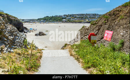 Die Treppen hinunter zum Strand von New Polzeath in North Cornwall, Großbritannien. Stockfoto