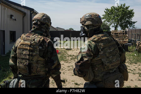 Staff Sgt. Paul Christiansen, Links, 11. Bauingenieur Squadron die Beseitigung von Explosivstoffen NCO verantwortlich für EOD-Operationen, und Älterer Flieger Kevin Cohan, 11. CES EOD Facharbeiter, bereitet die Blindgänger bei einer chemischen Ausbildung Übung auf Joint Base Andrews, Md., 26. Juni 2018 zu nähern. Die Übung simulierte eine Antwort auf eine beschädigte chemische Munition. EOD-Flieger werden ausgebildet, um zu ermitteln, zu entwaffnen, detonieren und Entsorgung von Explosivstoffen und unterstützen und Ausführen des Verteidigungsministeriums Eventualverbindlichkeiten weltweit. (U.S. Air Force Foto von Flieger Michael S. Murphy) Stockfoto