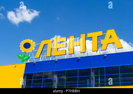 Samara, Russland - 29. Juni 2018: Logo des Lenta Store gegen den blauen Himmel. Stockfoto