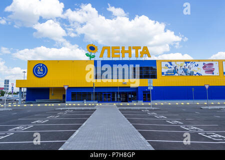 Samara, Russland - 29. Juni 2018: SB-Warenhaus Lenta Store gegen den blauen Himmel. Stockfoto