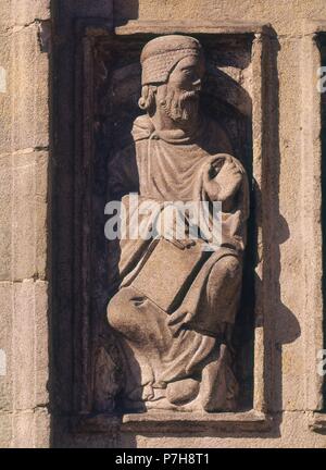 ESTATUA DEL CORO PETREO ROMANICO (SIGLO XII) REUTILIZADA EN LA PUERTA SANTA TAMBIEN LLAMADA DEL PERDON. Autor: Meister Mateo (C. 1150 - C. 1200). Lage: CATEDRAL - AUSSEN, SANTIAGO DE COMPOSTELA, La Coruña, Spanien. Stockfoto