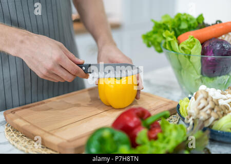 Kochvorgang. Gelbe Paprika. Person zu hacken, Paprika. Gefüllte Paprika Rezept. Stockfoto