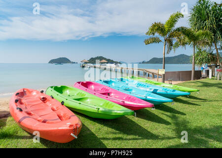 Bunte Kajaks am tropischen Strand in Phuket, Thailand. Sommer, Urlaub und Reisen-Konzept. Stockfoto