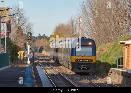 Vier auto Bemühen Klasse Diesel schienenwagen am historischen ländlichen Bowral Bahnhof im Südlichen Hochland von New South Wales, Australien Stockfoto