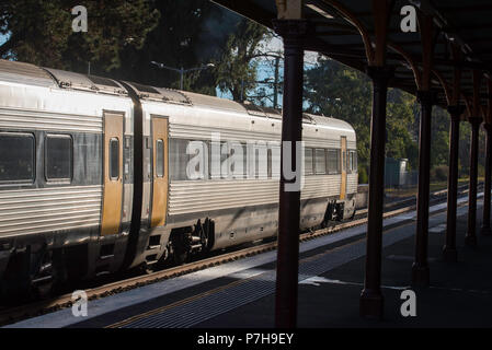 Vier auto Bemühen Klasse Diesel schienenwagen am historischen ländlichen Bowral Bahnhof im Südlichen Hochland von New South Wales, Australien Stockfoto