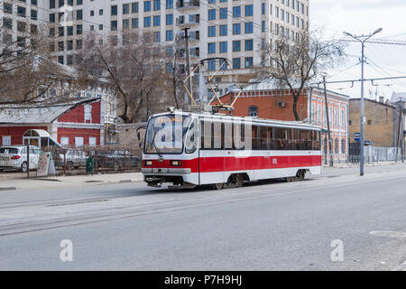 Samara, Russland - Mai 1, 2018: Straßenbahn 71-405 Fahrten auf der Straße Stockfoto