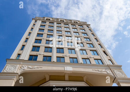 Samara, Russland - Mai 1, 2018: Modernes, mehrstöckiges Gebäude auf einem blauen Himmel Hintergrund. Fassade Lotte Hotel Samara Stockfoto