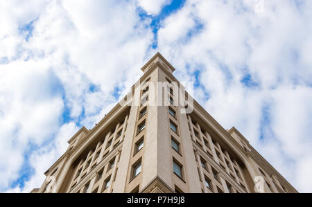 Samara, Russland - Mai 1, 2018: Modernes, mehrstöckiges Gebäude auf einem blauen Himmel Hintergrund. Fassade Lotte Hotel Samara Stockfoto