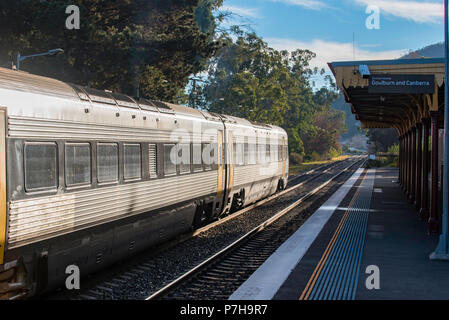 Vier auto Bemühen Klasse Diesel schienenwagen am historischen ländlichen Bowral Bahnhof im Südlichen Hochland von New South Wales, Australien Stockfoto