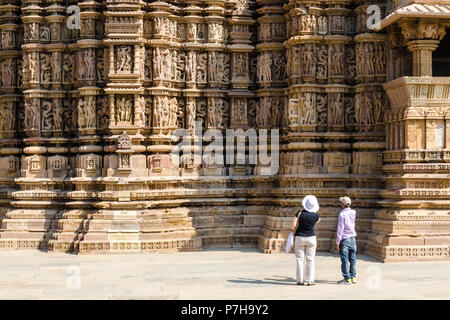 Touristische und indischen Führer an der Skulpturen in Khajuraho, UNESCO-Weltkulturerbe, Madhya Pradesh, Indien Stockfoto