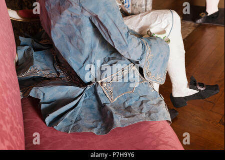 Mannequin tragen Papier im Stil des 18. Jahrhunderts Kleidung in Neues Palais Stockfoto