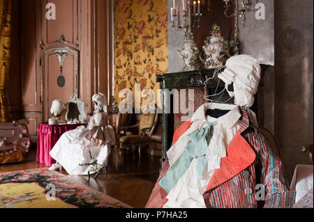 Mannequins tragen Papier im Stil des 18. Jahrhunderts Kleidung in Neues Palais Stockfoto