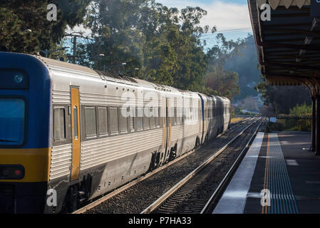 Vier auto Bemühen Klasse Diesel schienenwagen am historischen ländlichen Bowral Bahnhof im Südlichen Hochland von New South Wales, Australien Stockfoto