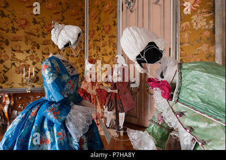 Mannequins tragen Papier im Stil des 18. Jahrhunderts Kleidung in Neues Palais Stockfoto