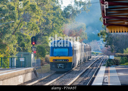 Vier auto Bemühen Klasse Diesel schienenwagen am historischen ländlichen Bowral Bahnhof im Südlichen Hochland von New South Wales, Australien Stockfoto