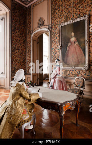 Mannequins tragen Papier im Stil des 18. Jahrhunderts Kleidung in Neues Palais Stockfoto