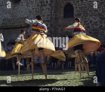 DANZA DE LOS ZANCOS. Lage: FIESTA, ANGUIANO, Rioja, Spanien. Stockfoto