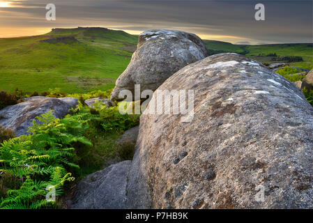 Higger Tor und Carl Wark aus Burbage Kante bei Sonnenuntergang. Der Peak District, England (3) Stockfoto