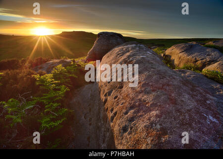 Higger Tor und Carl Wark aus Burbage Kante bei Sonnenuntergang. Der Peak District, England (4) Stockfoto