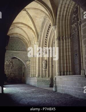 CLAUSTRO Y ENTRADA A LA CAPILLA DE SAN AGUSTIN - SIGLO XIV - GOTICO ESPAÑOL. Lage: COLEGIATA, RONCESVALLES, Navarra, Spanien. Stockfoto