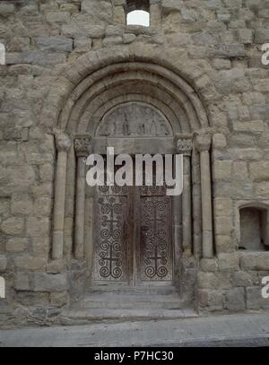 PORTADA ROMANICA - TIMPANO CON LA IMAGEN DE CRISTO FLANQUEADO POR SAN PEDRO Y SAN PABLO - SIGLO XII. Lage: Iglesia de San Pol, SAN JUAN DE LAS ABADESAS, SPANIEN. Stockfoto