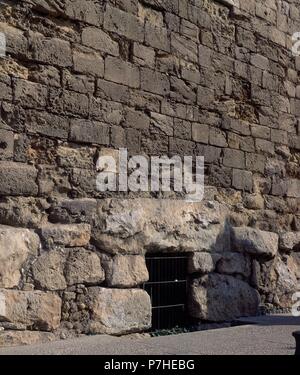 MURALLA ROMANA CONSTRUIDA CON SILLARES ALMOHADILLADOS SOBRE BASAMENTO 'CICLOPEO' PROCEDENTE DE LA ANTIGUA MURALLA IBERICA. Lage: CIUDAD ROMANA, SPANIEN. Stockfoto