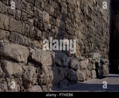 MURALLA ROMANA CONSTRUIDA CON SILLARES ALMOHADILLADOS SOBRE BASAMENTO 'CICLOPEO' PROCEDENTE DE LA ANTIGUA MURALLA IBERICA. Lage: CIUDAD ROMANA, SPANIEN. Stockfoto