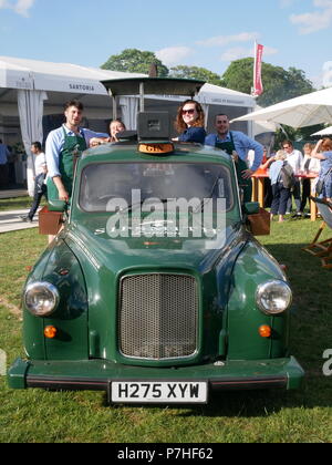 Ein Vertriebsteam mit ihren eingebrannten Gin Taxi am Geschmack von London Food Festival, London, England. Stockfoto